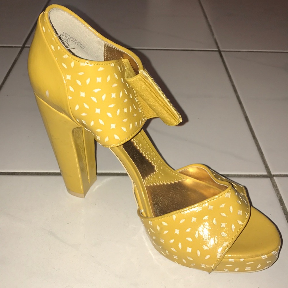 SUMMER yellow pattern heels